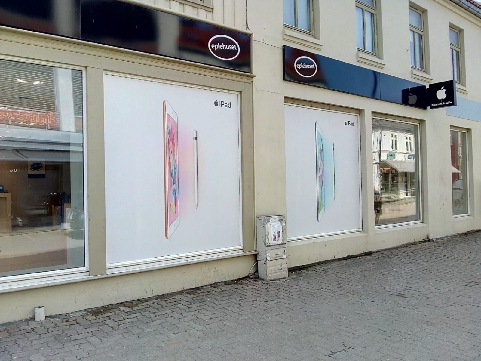 Apple iPad large format window vinyl graphics installation by UK Install